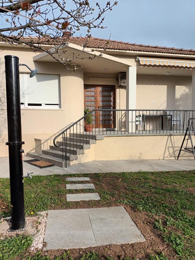 House - Apartman Sarah Каштела Экстерьер фото